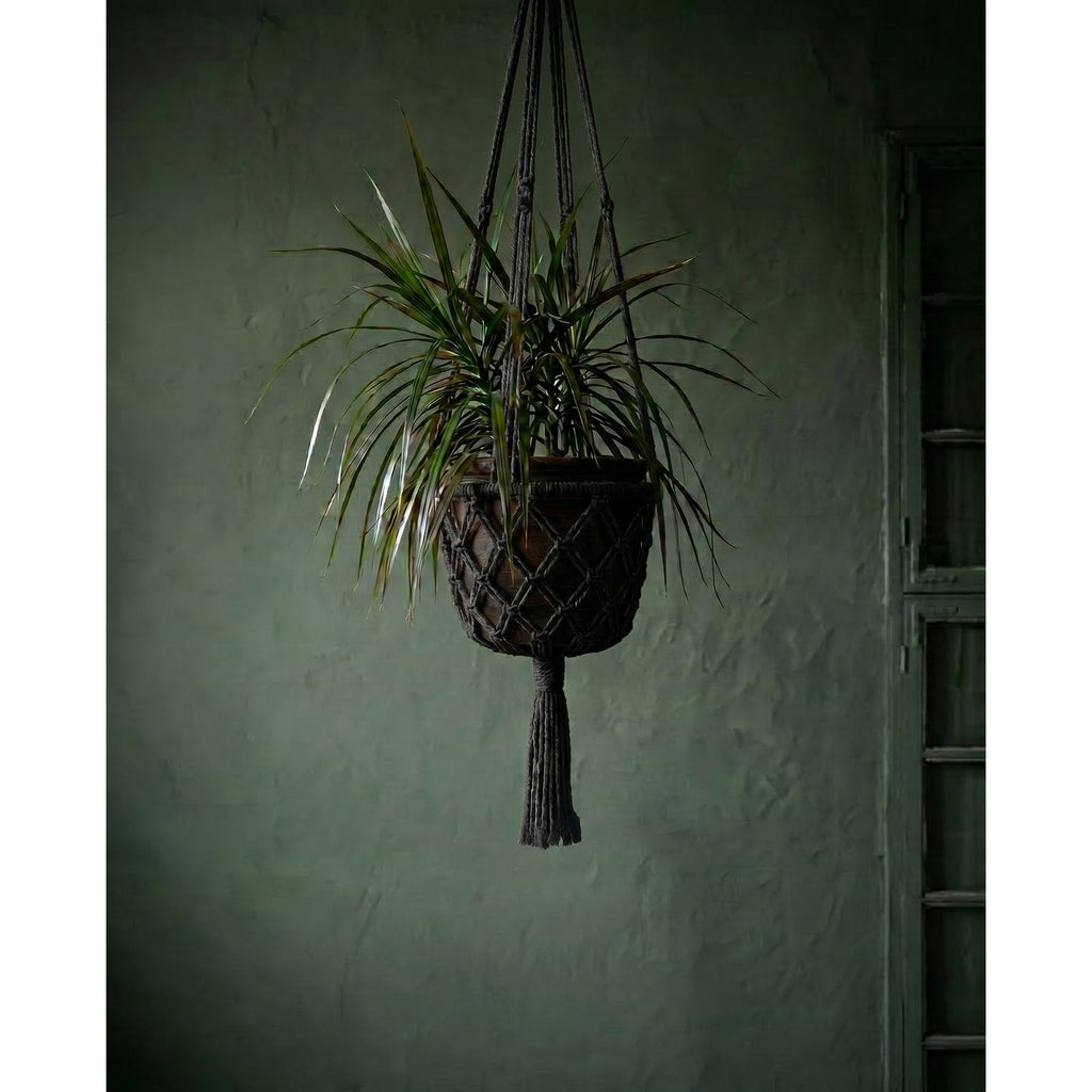 Support de plante suspendu en macramé noir 110 cm en situation