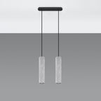 Suspension Luvo à deux tubes béton gris sous sa rosace oblongue noire devant un fond gris