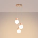 Suspension Pekka en grappe allumée avec trois globes opale lumineux sous un plafond rosé