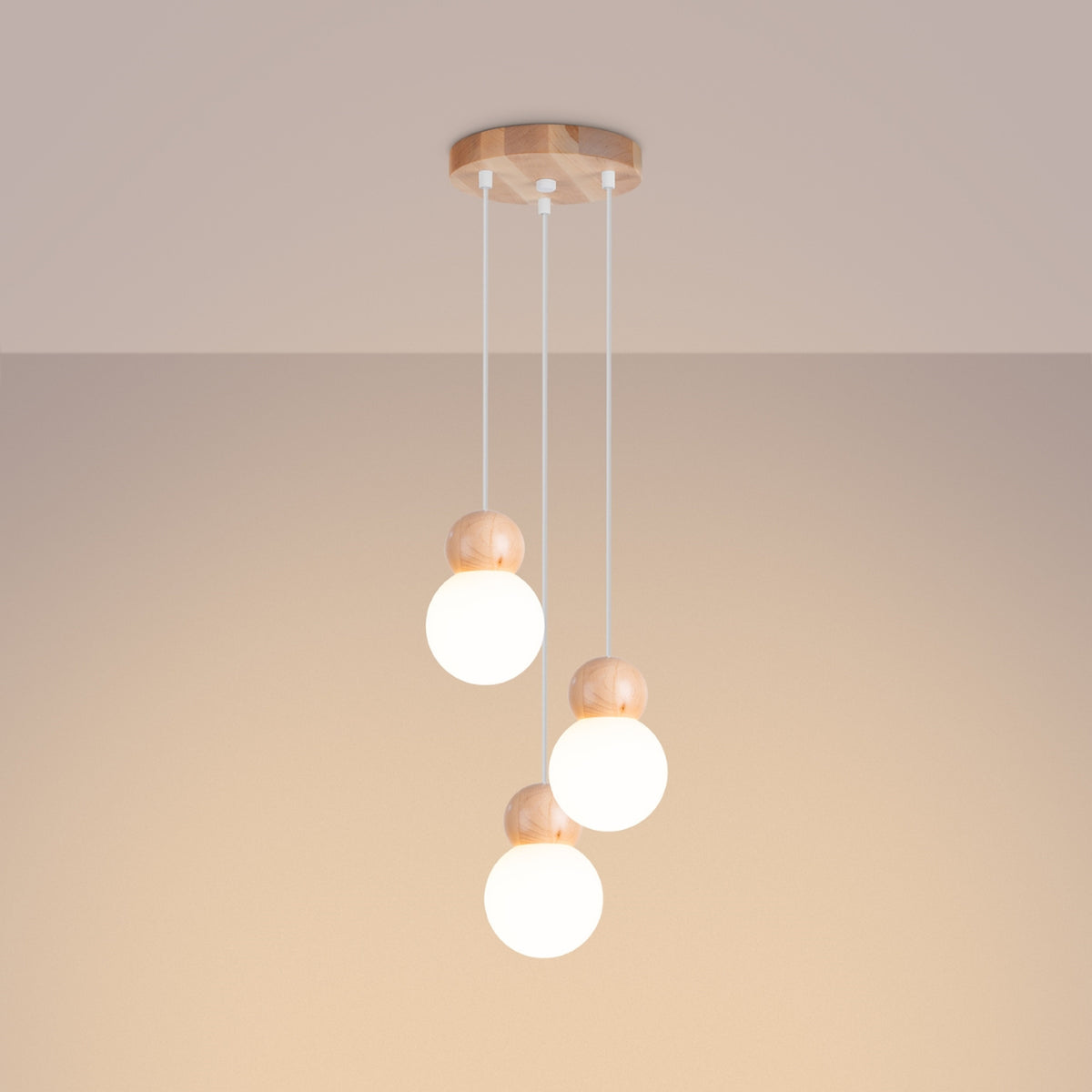 Suspension Pekka en grappe allumée avec trois globes opale lumineux sous un plafond rosé