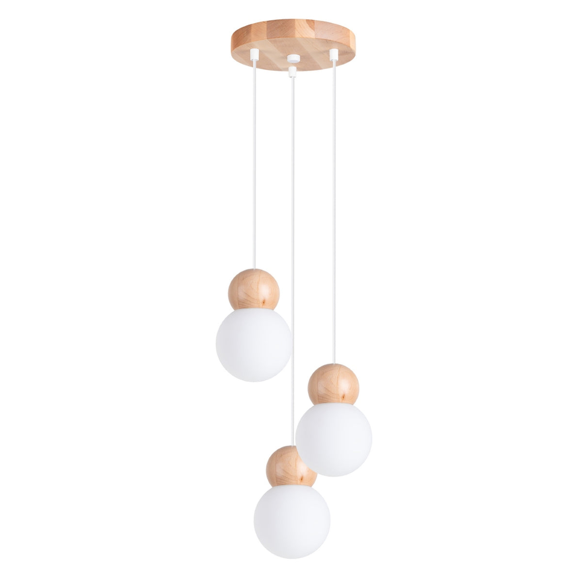 Suspension Pekka en grappe trois globes de verre opale coiffés de billes de bois sous une rosace ronde en bois