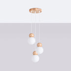 Suspension Pekka en grappe sous un plafond clair avec ses trois globes à hauteurs décalées