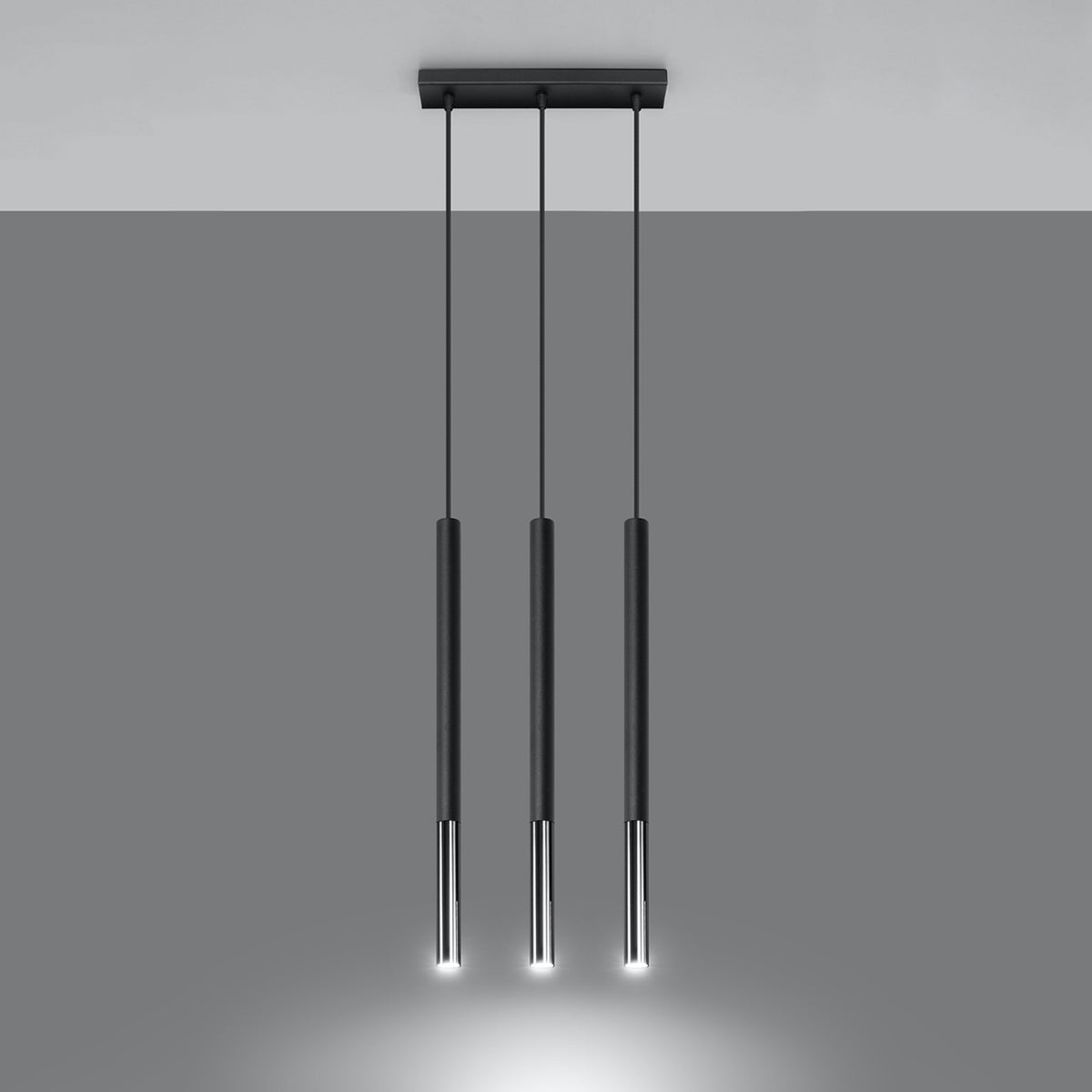 Suspension Mozaica trois tubes en ligne noir et chrome allumée avec trois faisceaux vers le bas