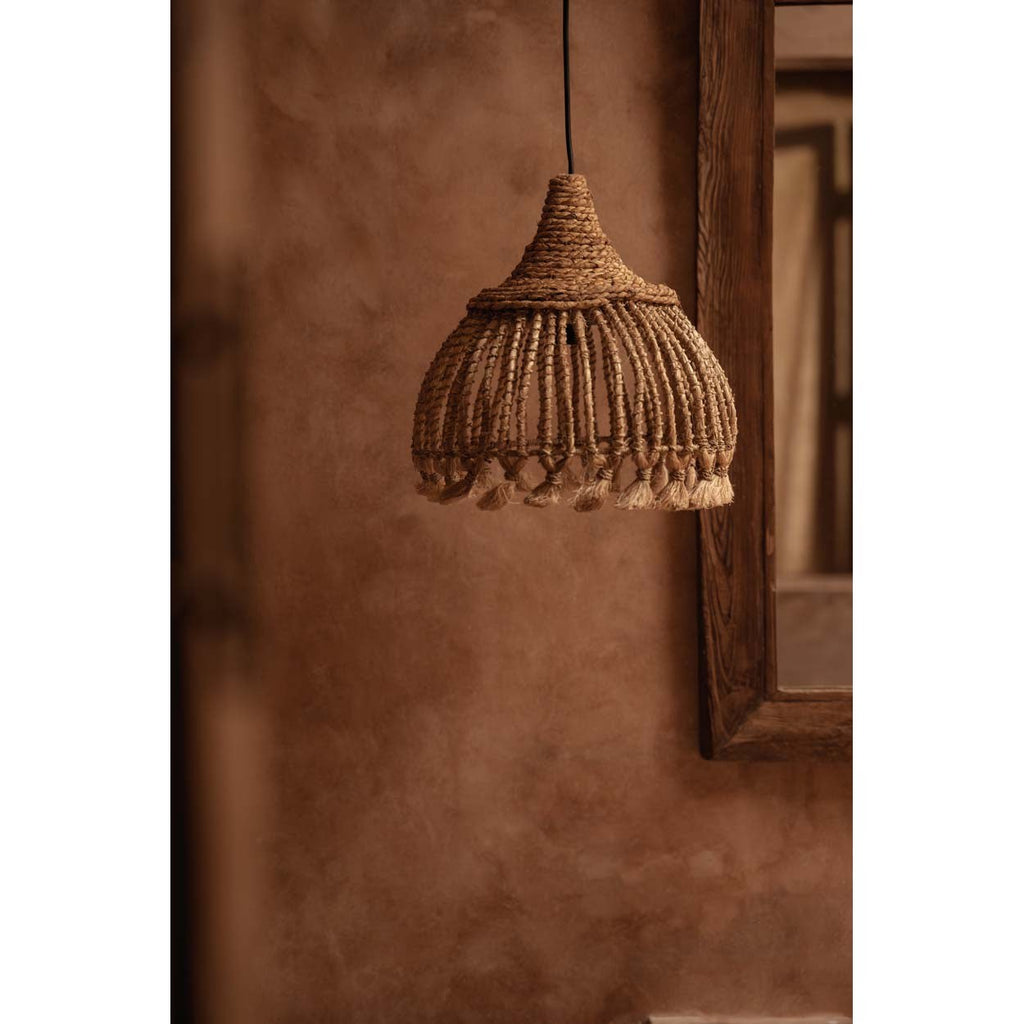 Suspension Abaca Tassel en abaca naturel à pompons en situation