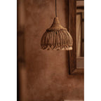 Suspension Abaca Tassel en abaca naturel à pompons en situation
