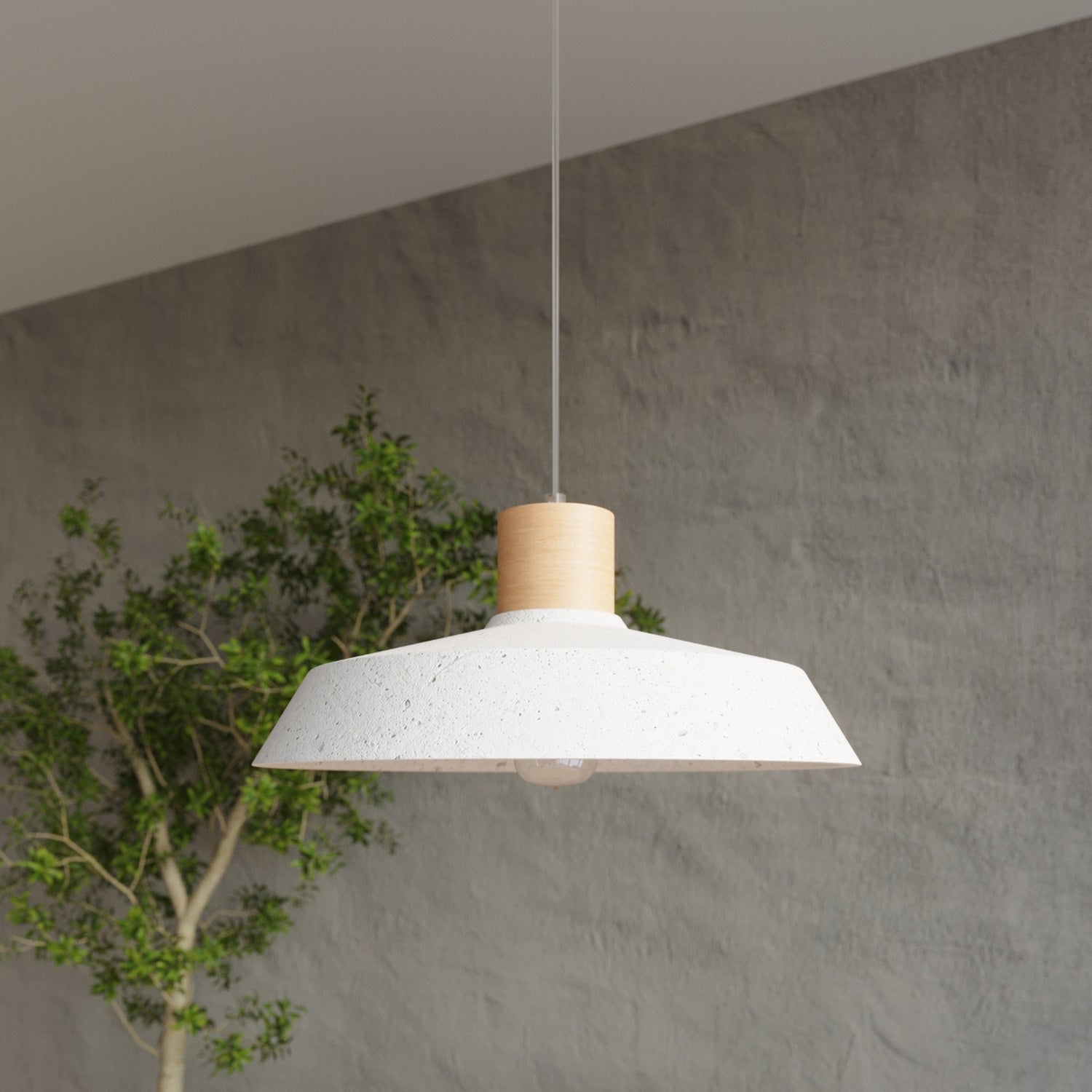 Suspension Afra en béton et bois éclairant une table en bois