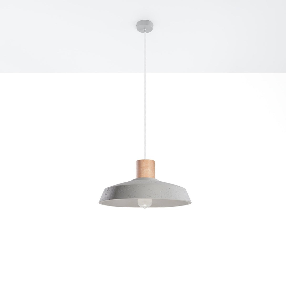 Suspension Afra vue en entier sous un plafond blanc avec sa rosace ronde et son câble