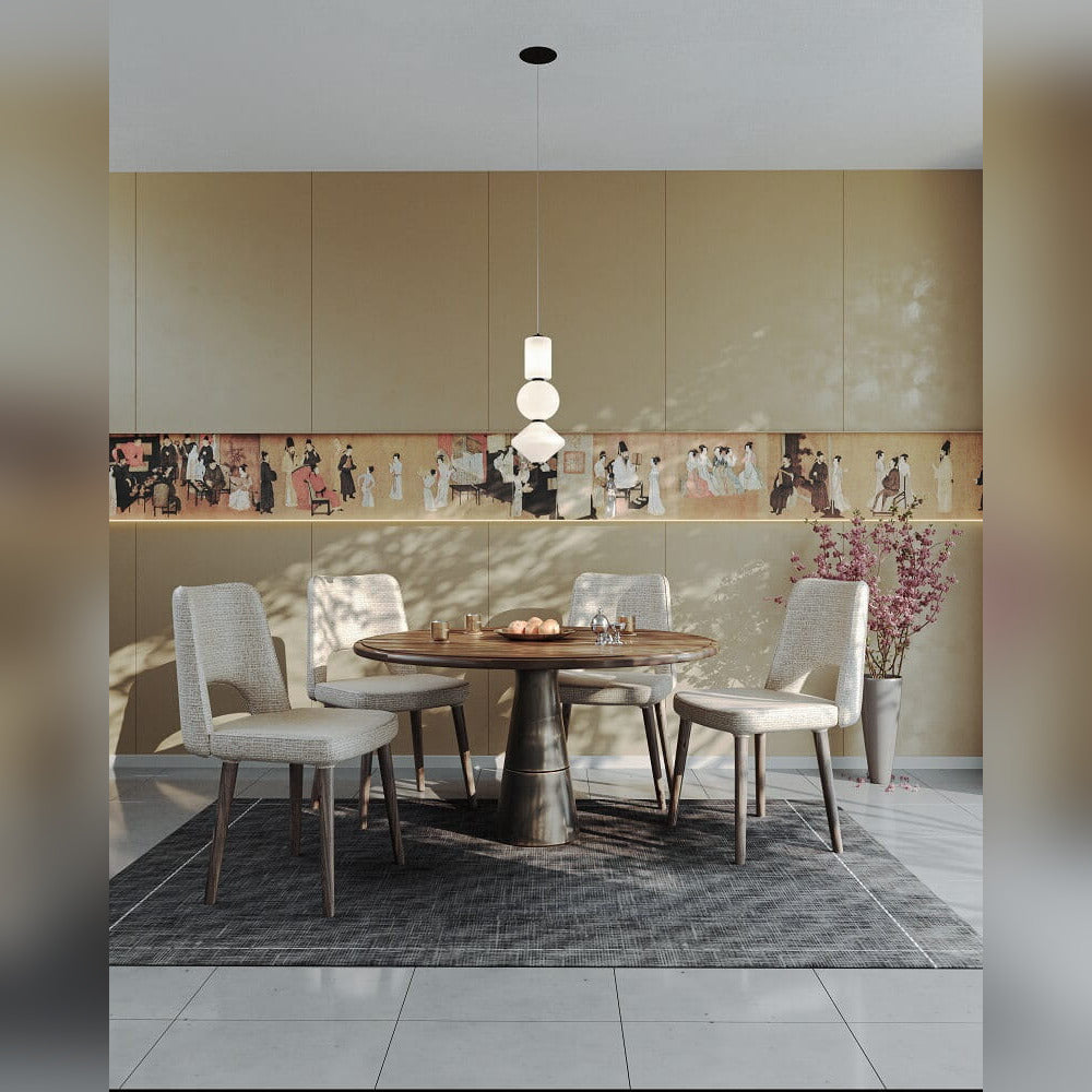 Suspension Akiko 3 globes au-dessus d'une table ronde en bois entourée de quatre chaises en tissu clair