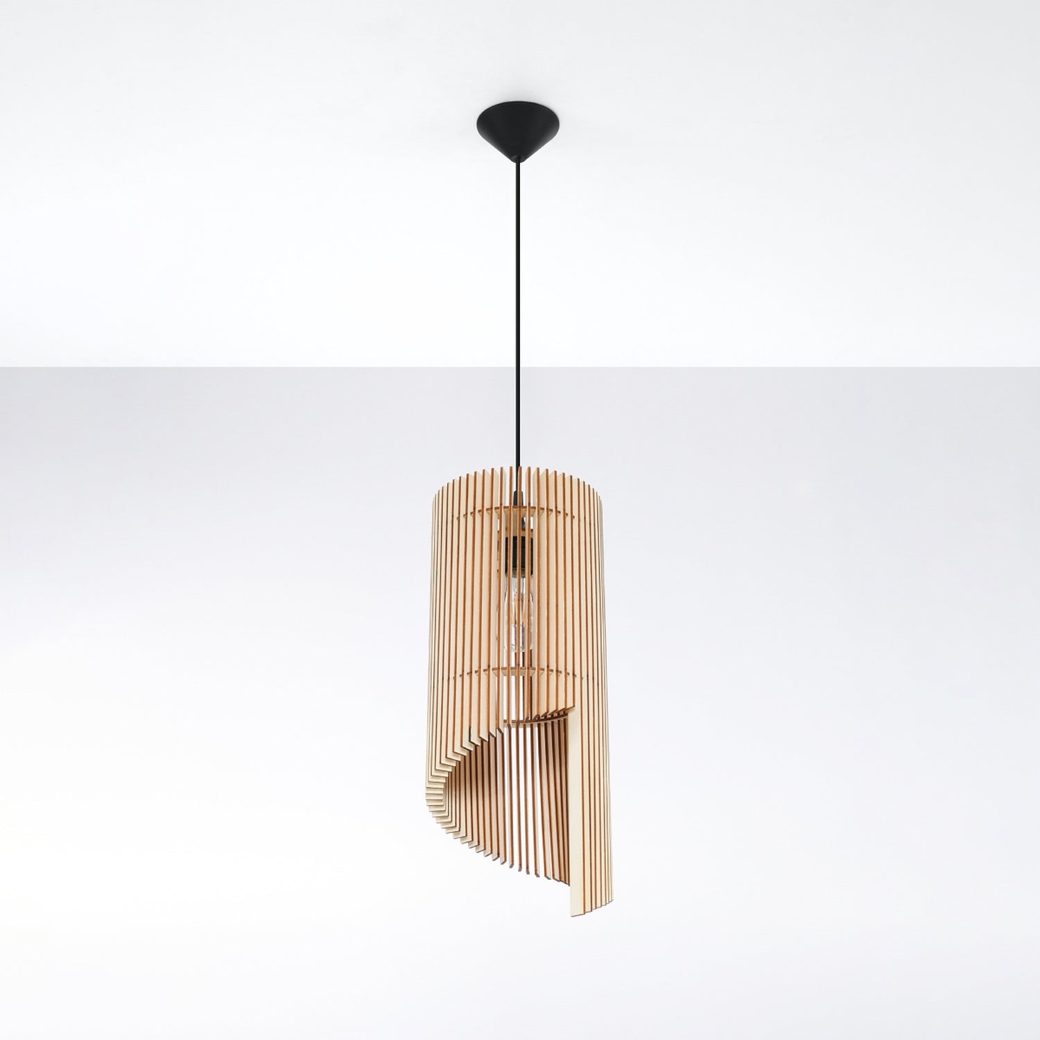 Suspension Alexia en bois installée au plafond