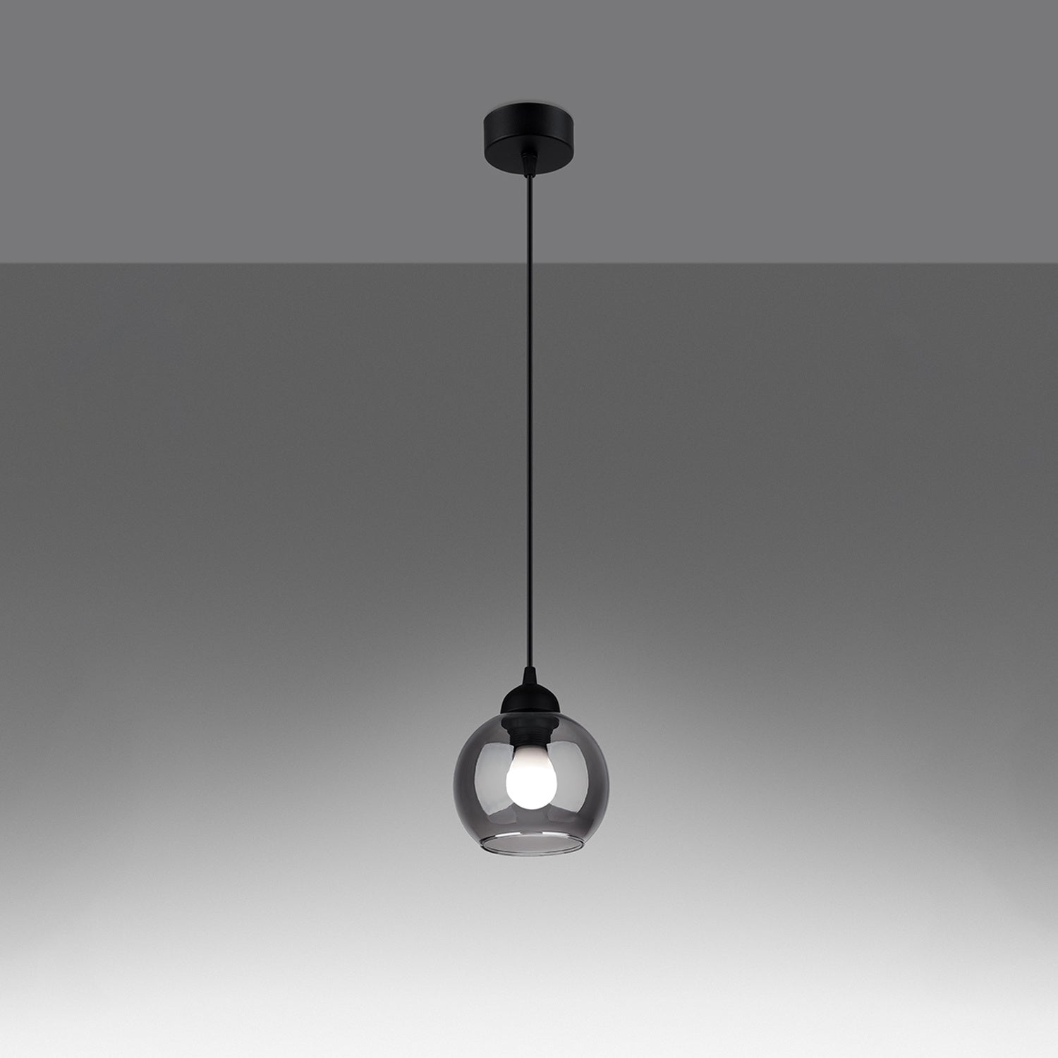 Suspension Alino verre fumé E27 allumée, ampoule E27 apparente