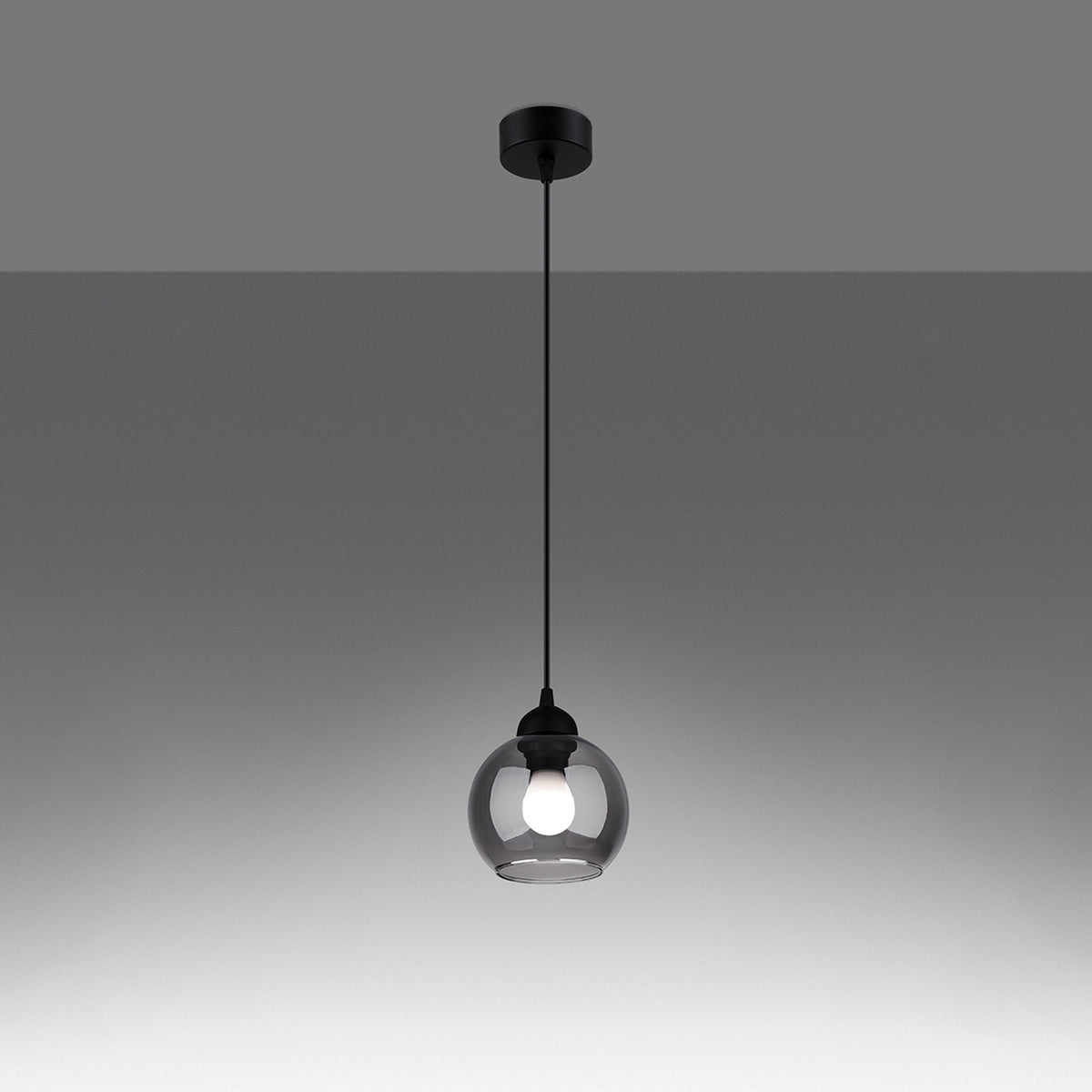 Suspension Alino allumée avec l'ampoule visible à travers le globe en verre fumé