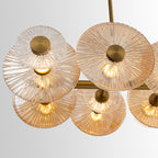 Détail des disques de verre strié de la suspension Allure et de leurs boutons dorés au centre