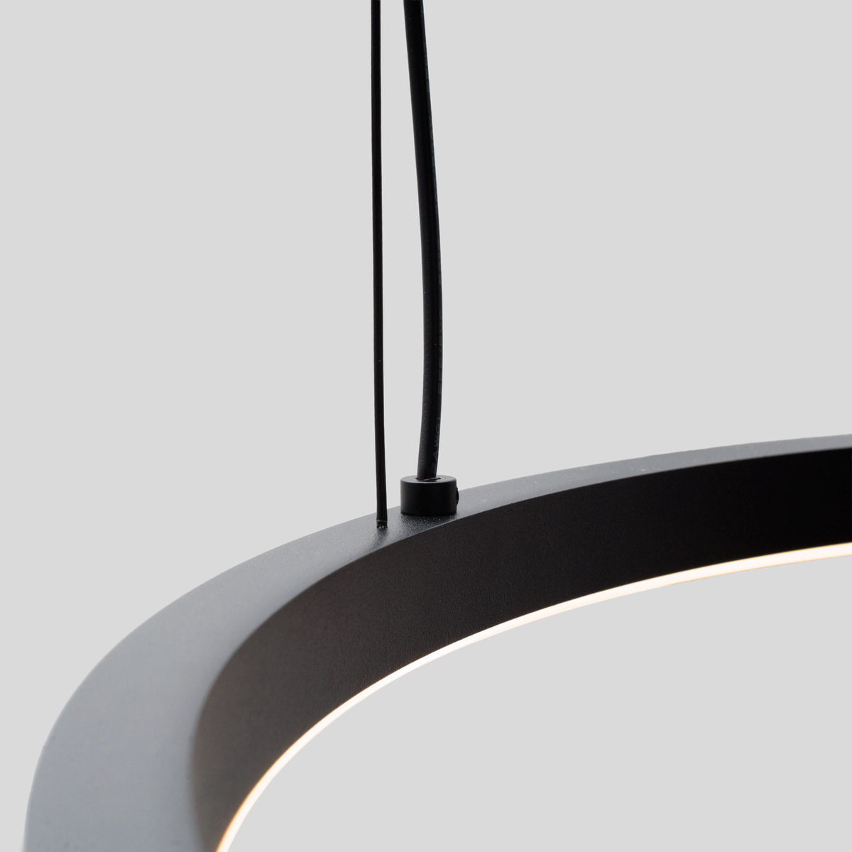 Détail de l'anneau noir de la suspension Solaris avec son câble d'alimentation et un câble de suspension
