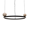 Suspension Solaris anneau noir allumé avec deux sphères en travertin posées sur son bord