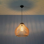 Suspension Aprilla allumée, ampoule E27 apparente et jeux d'ombres