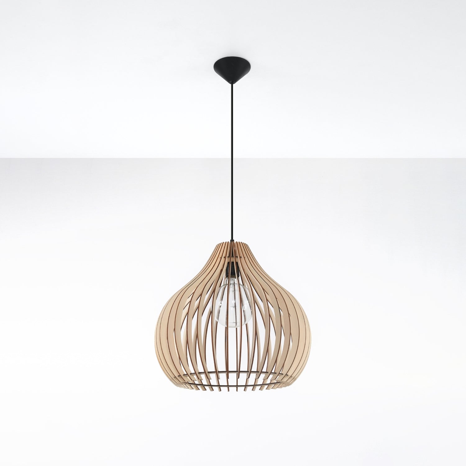 Suspension Aprilla en bois installée au plafond
