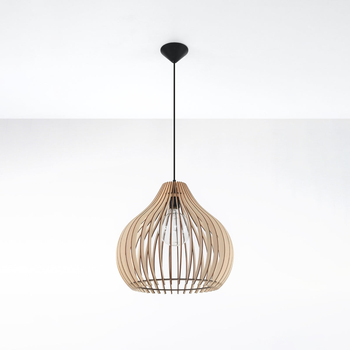 Suspension Aprilla en lamelles de bois naturel suspendue à un plafond blanc sous une rosace conique noire