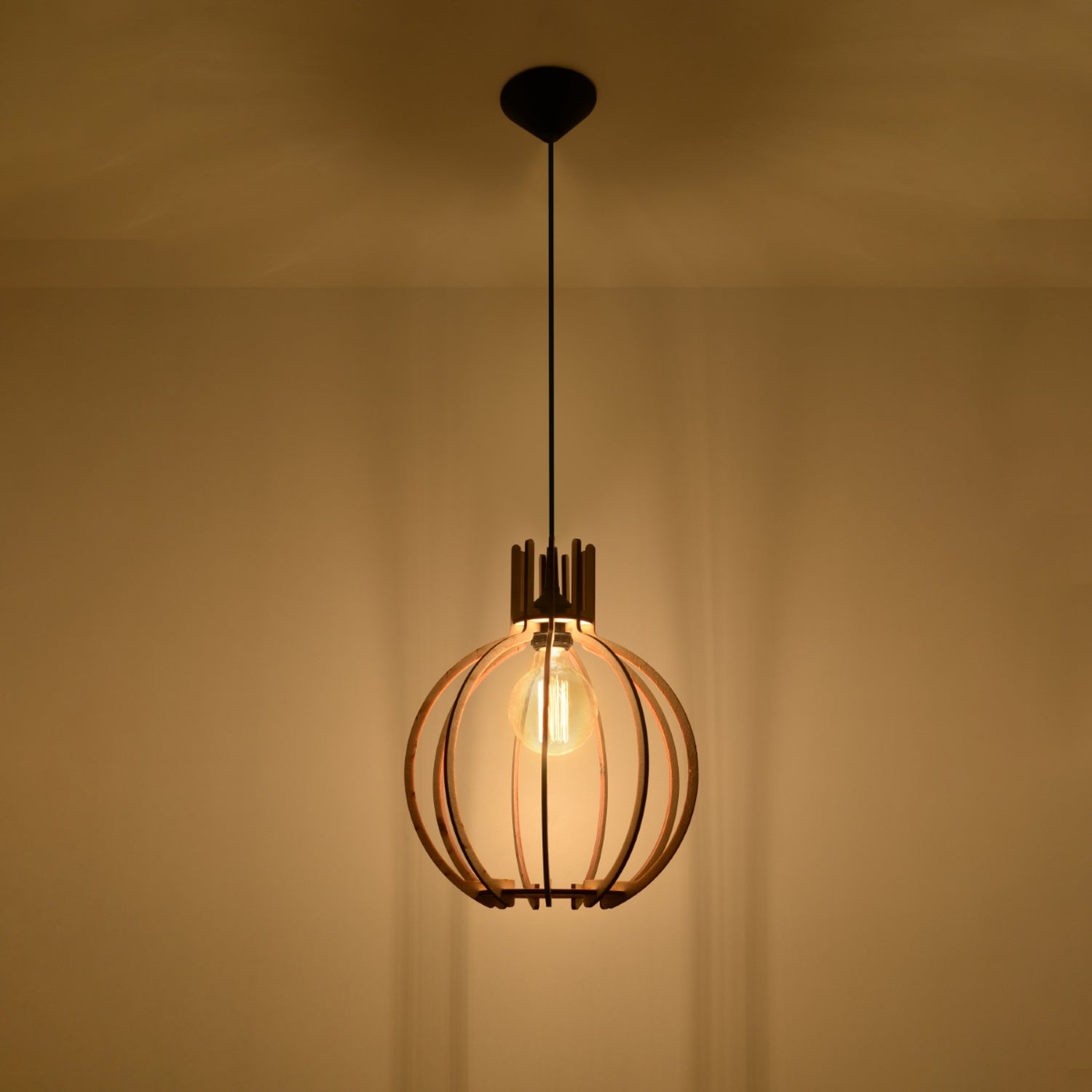 Suspension Arancia boule bois naturel, détail des lamelles de bois
