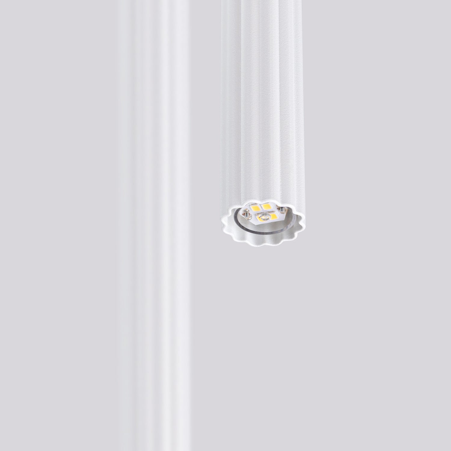 Suspension Arche 2 en grappe tubes cannelés blanc G9, gros plan