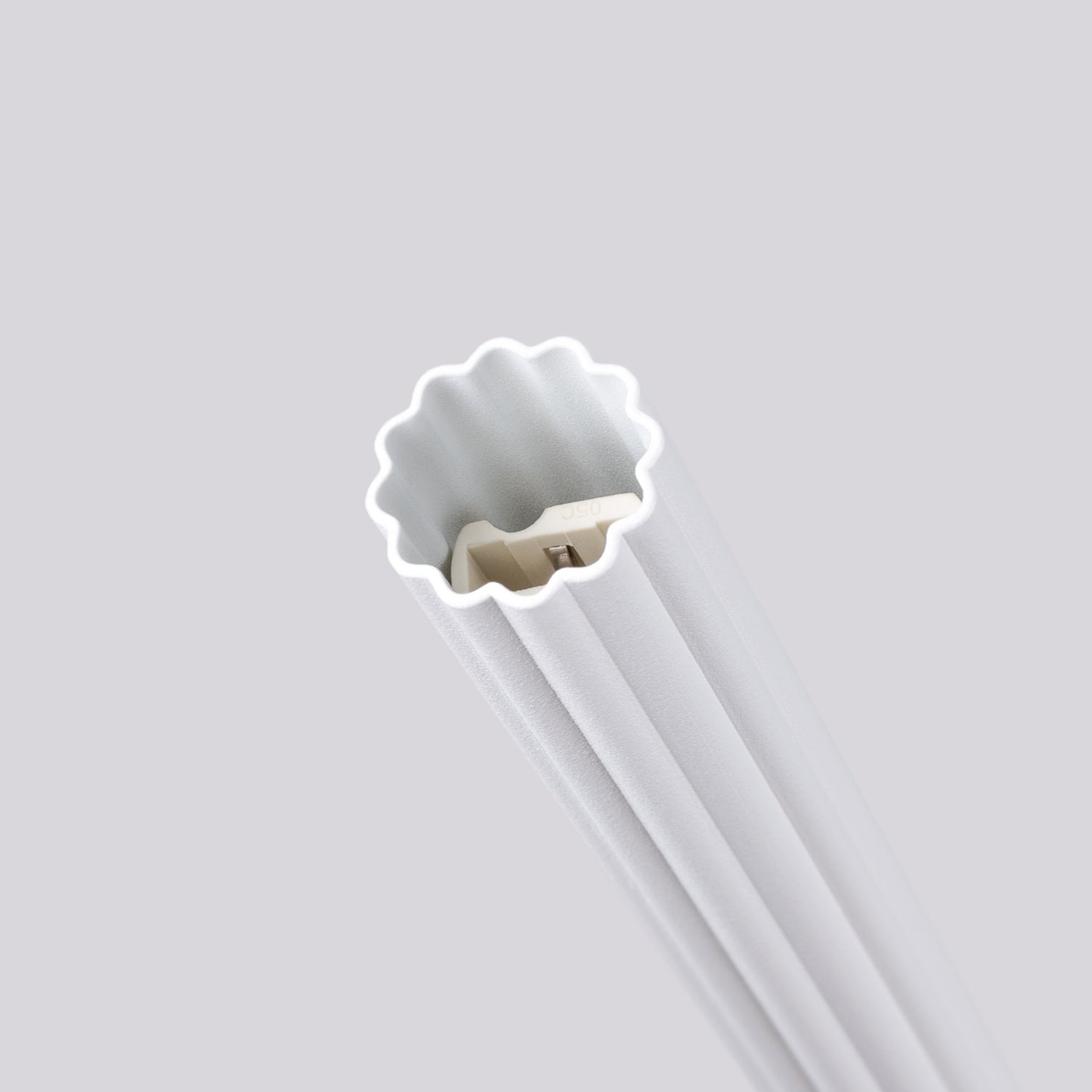 Suspension Arche 2 en grappe tubes cannelés blanc G9, détail