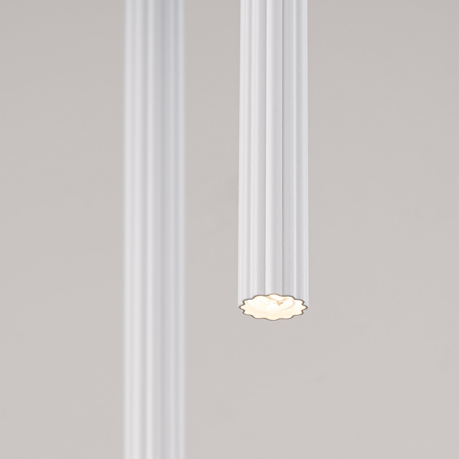 Suspension Arche 2 en grappe tubes cannelés blanc G9, détail du tube