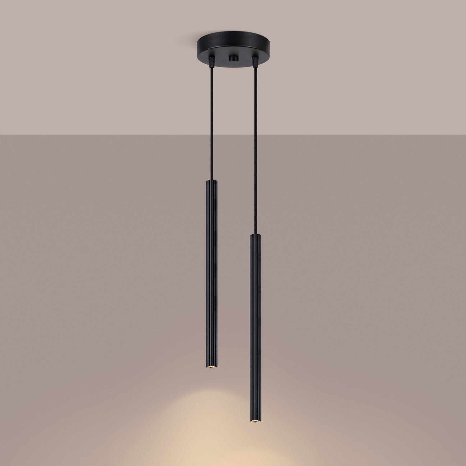 Suspension Arche 2 en grappe tubes cannelés noir G9, en éclairage