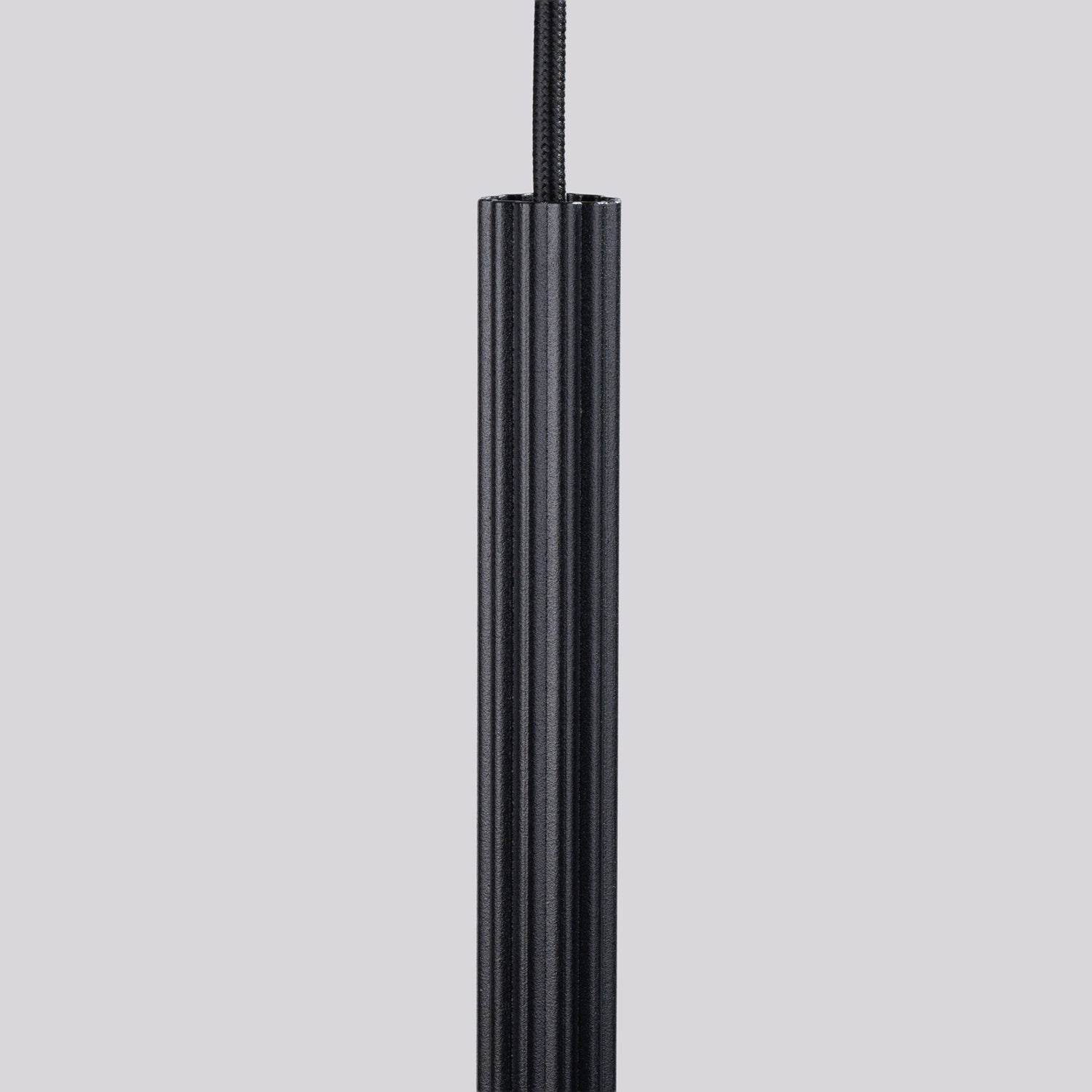 Suspension Arche 2 en grappe tubes cannelés noir G9 en ambiance