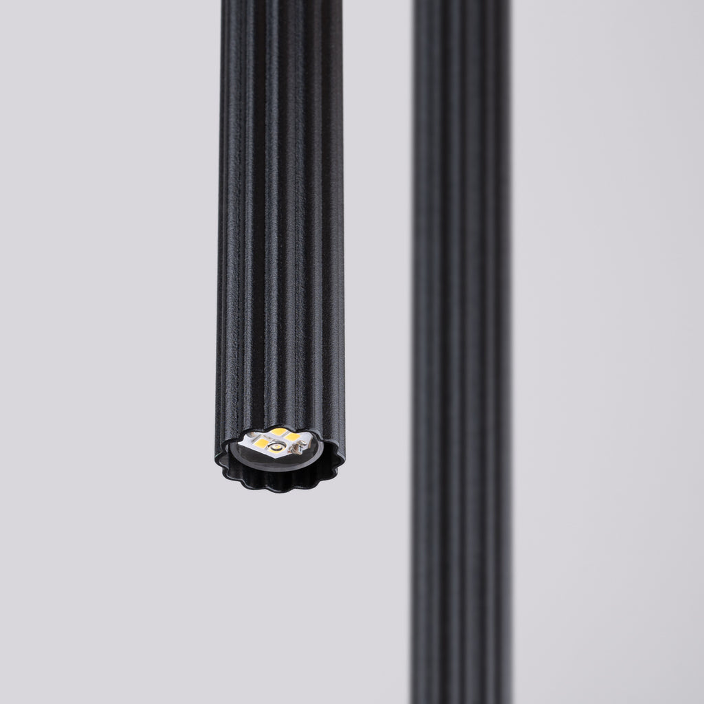 Suspension Arche 2 en grappe tubes cannelés noir G9, gros plan
