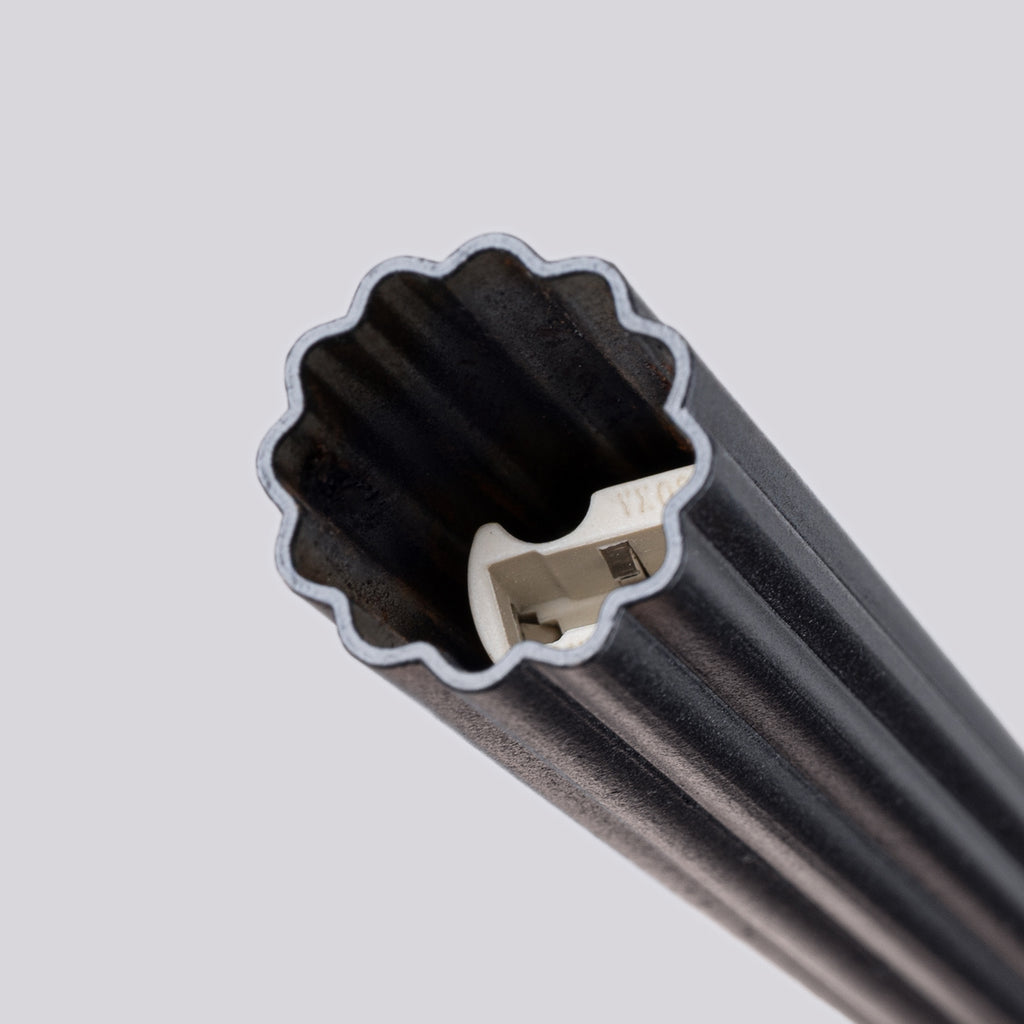 Suspension Arche 2 en grappe tubes cannelés noir G9, détail