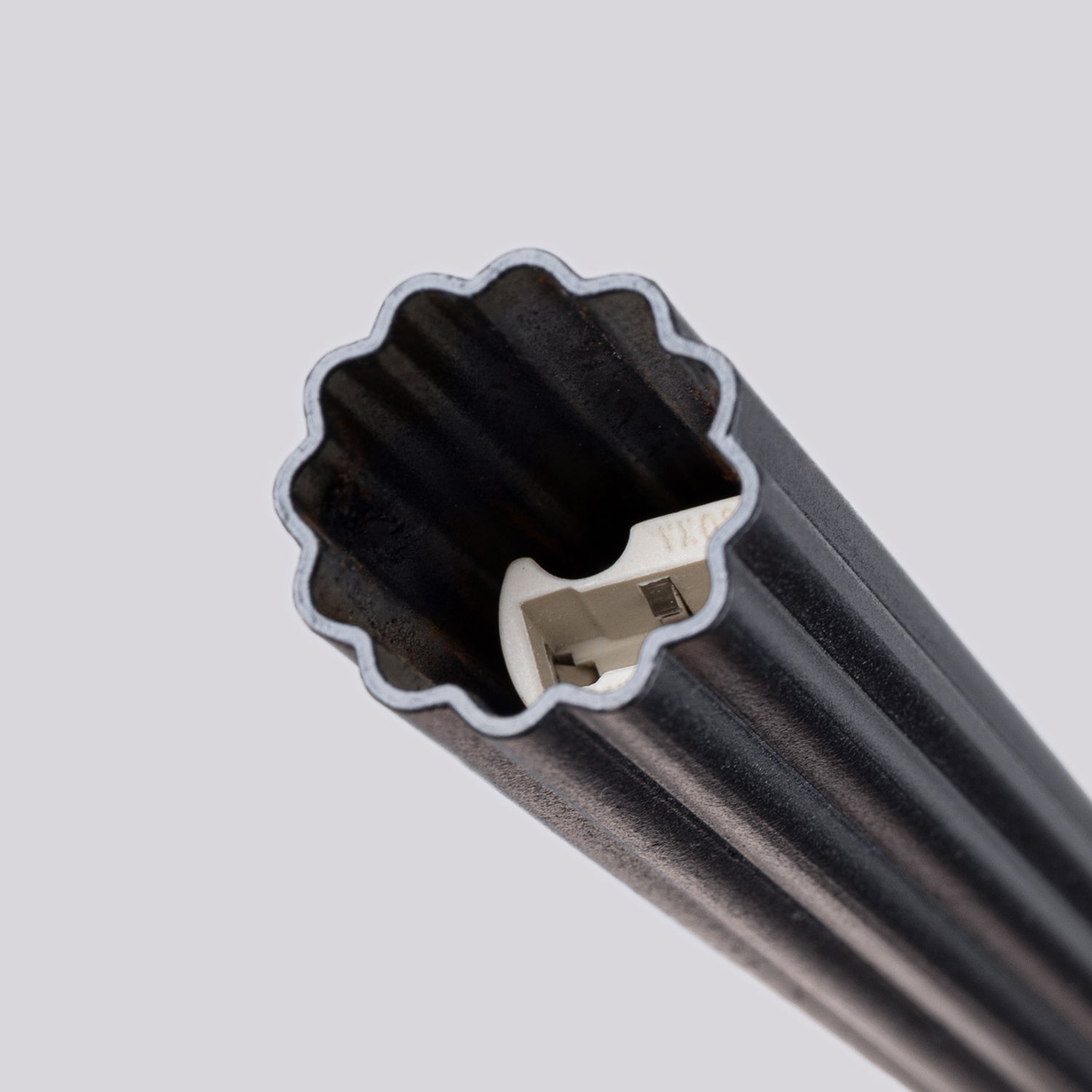 Suspension Arche 2 en grappe tubes cannelés noir G9, détail