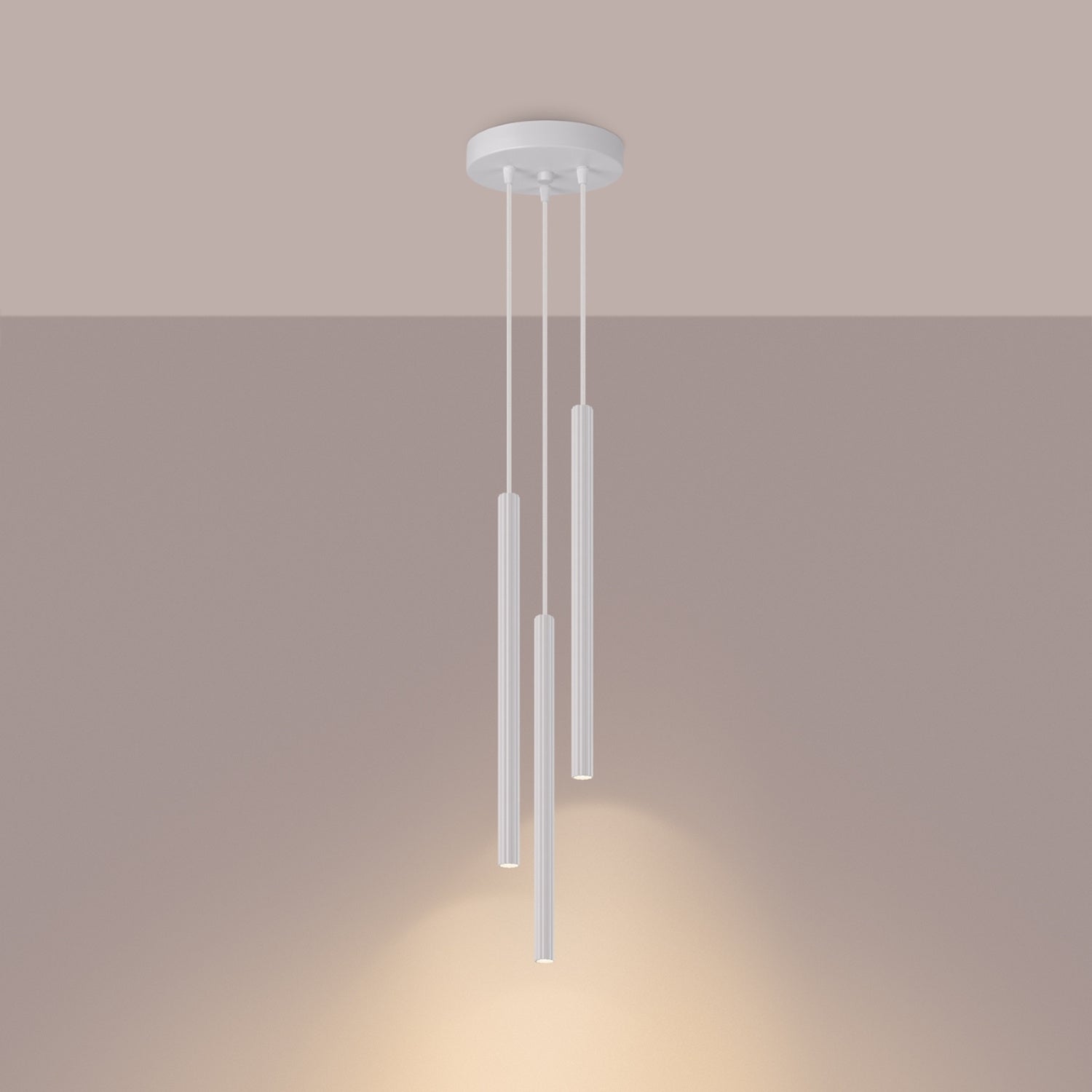 Suspension Arche 3 en grappe tubes cannelés blanc G9 allumée, faisceau dirigé vers le bas