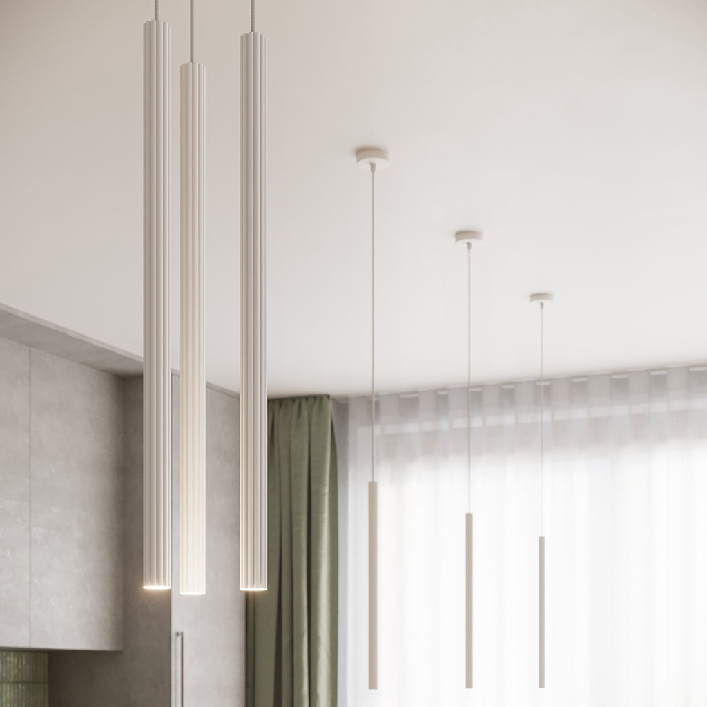 Suspension Arche 3 en grappe tubes cannelés blanc G9, ambiance chaleureuse