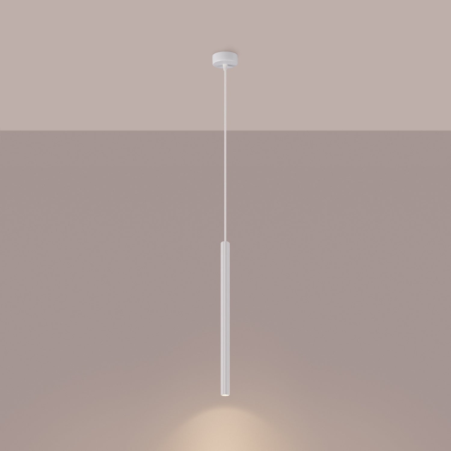 Suspension Arche tube cannelé blanc G9 allumée, faisceau dirigé vers le bas