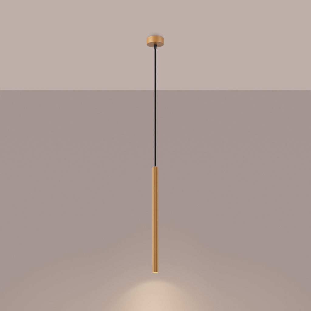 Suspension Arche tube cannelé doré G9 allumée, faisceau dirigé vers le bas