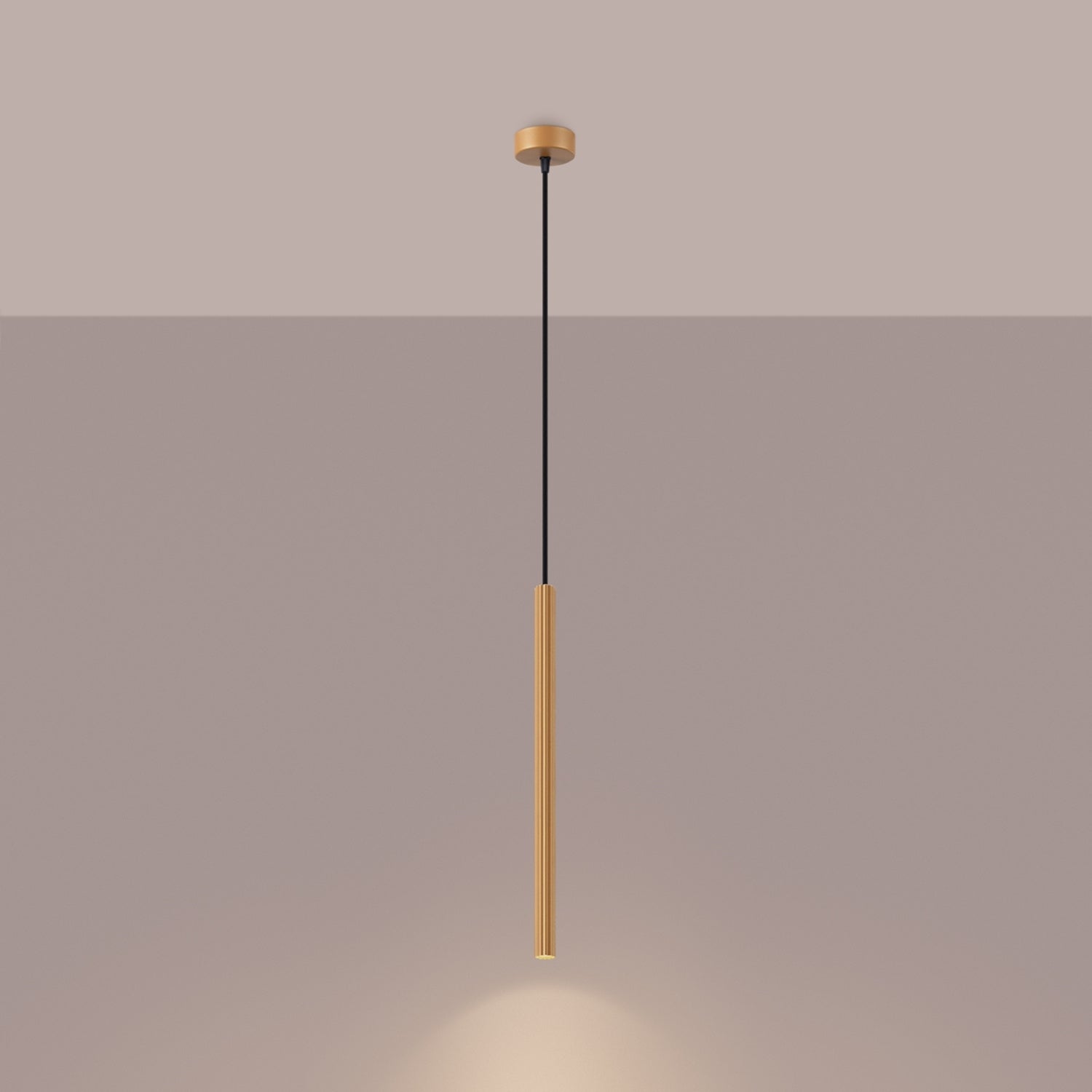 Suspension Arche tube cannelé doré G9 allumée, faisceau dirigé vers le bas