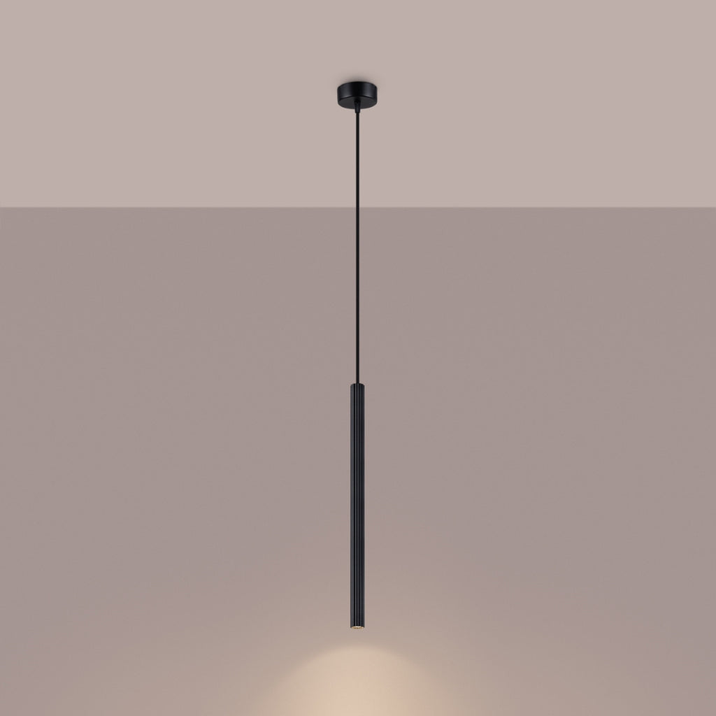 Suspension Arche tube cannelé noir G9 allumée, faisceau dirigé vers le bas