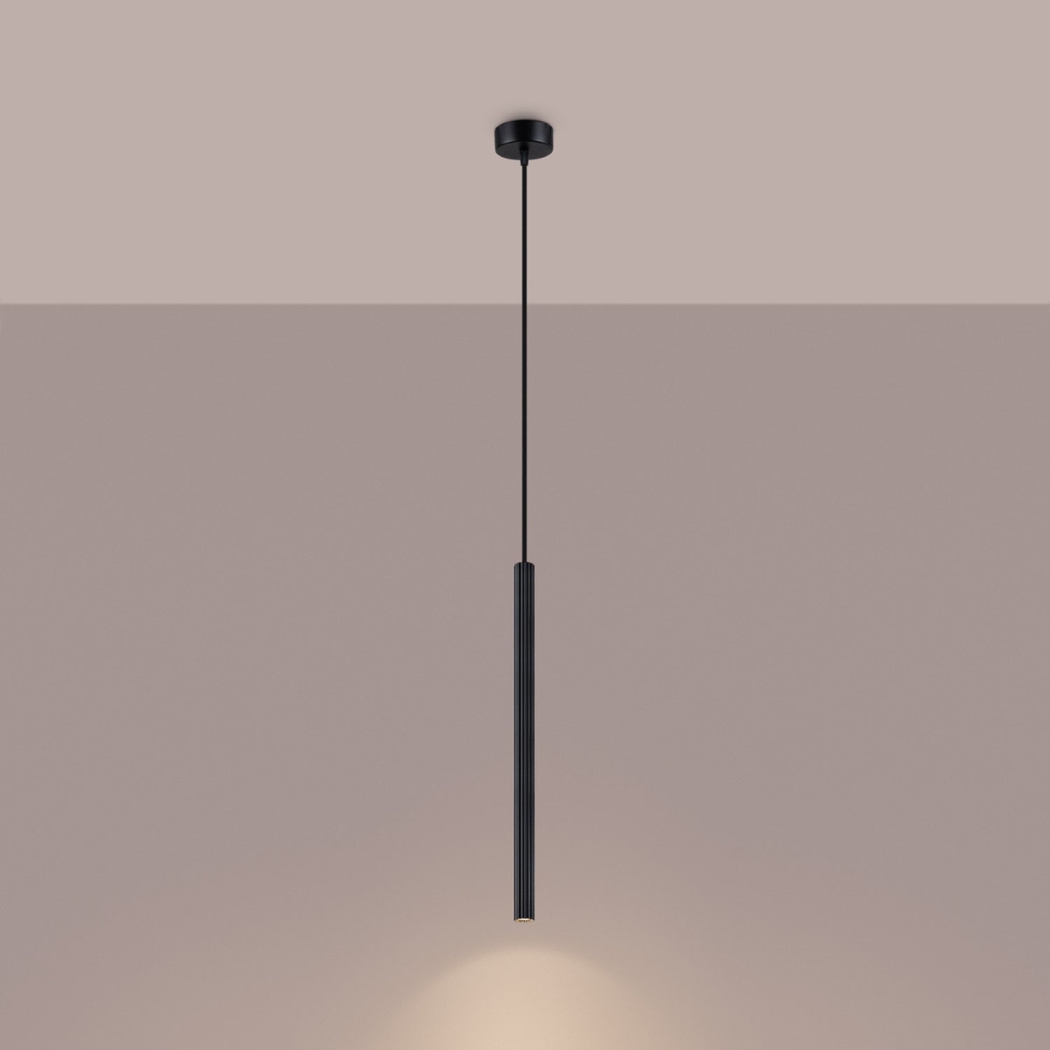 Suspension Arche tube cannelé noir G9 allumée, faisceau dirigé vers le bas