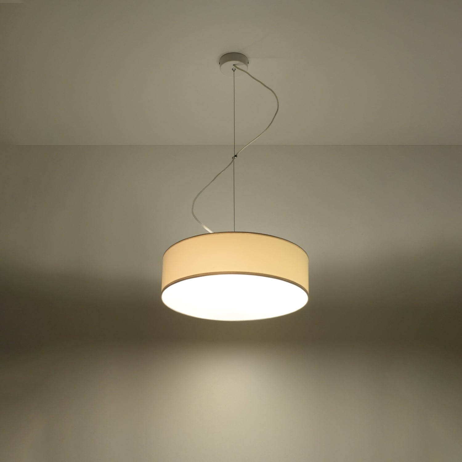 Suspension Arena 35 blanc allumée, lumière diffuse vers le bas