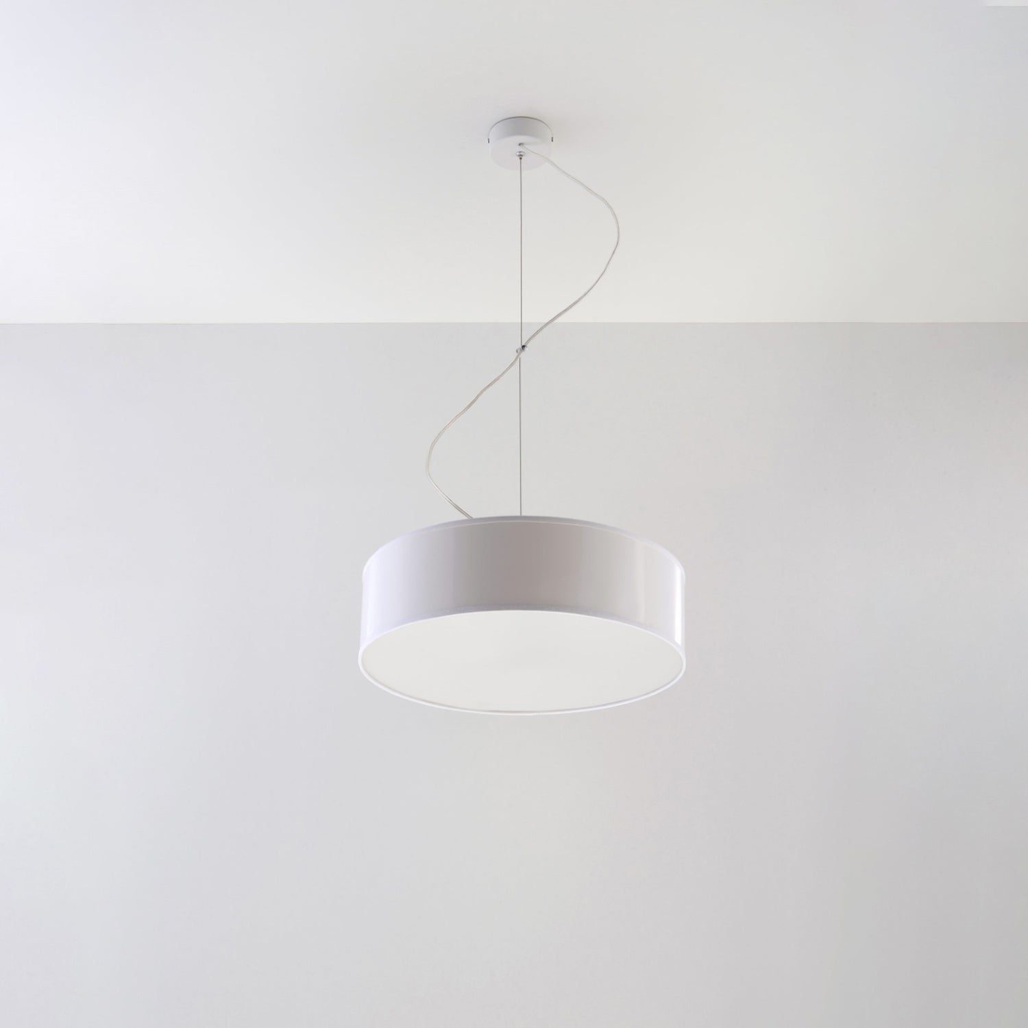 Suspension Arena 35 blanc suspendue dans un intérieur