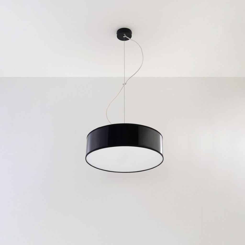 Suspension Arena 35 noir suspendue dans un intérieur