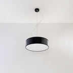 Suspension Arena 35 noir suspendue dans un intérieur