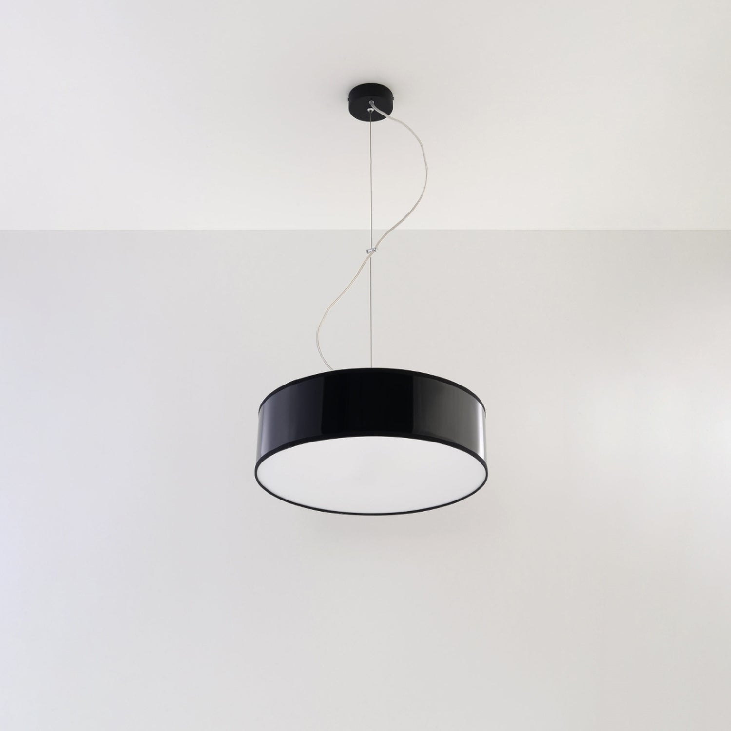 Suspension Arena 35 noir suspendue dans un intérieur