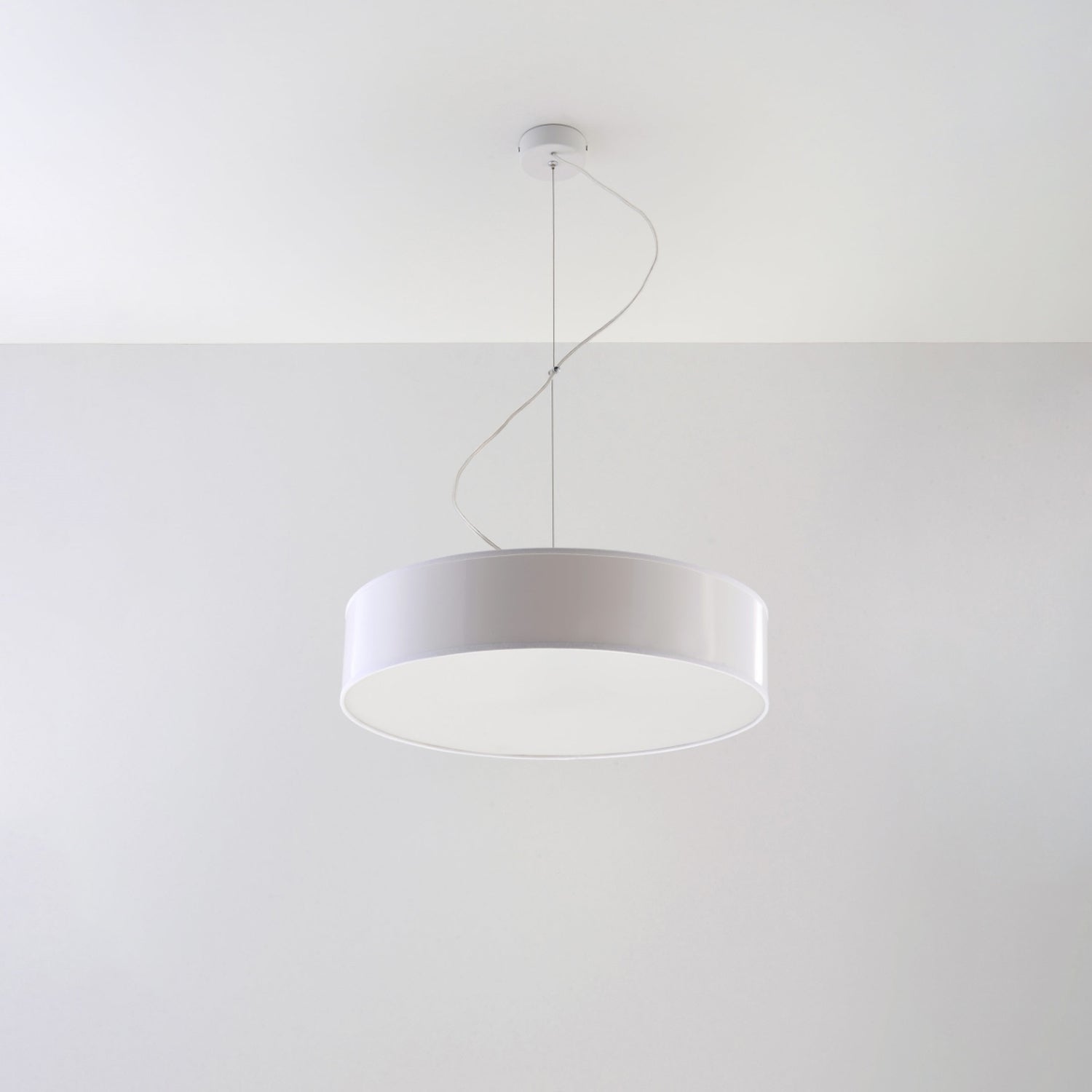 Suspension Arena 45 blanc suspendue dans un intérieur
