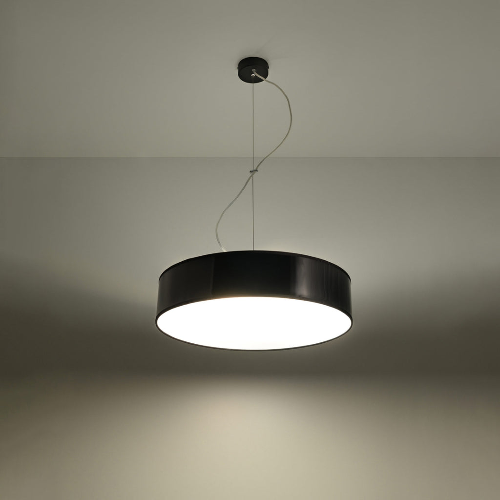 Suspension Arena 45 noir allumée, lumière diffuse vers le bas