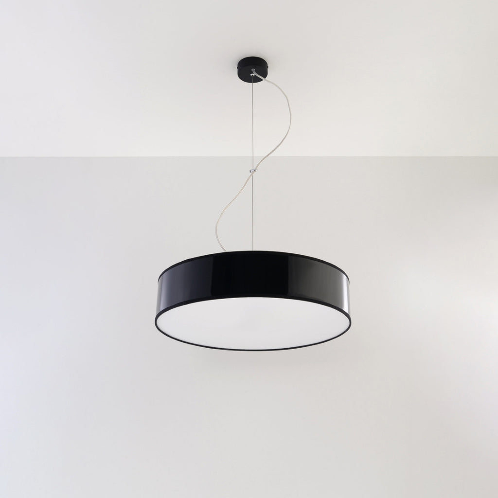 Suspension Arena 45 noir suspendue dans un intérieur