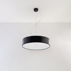Suspension Arena 45 noir suspendue dans un intérieur