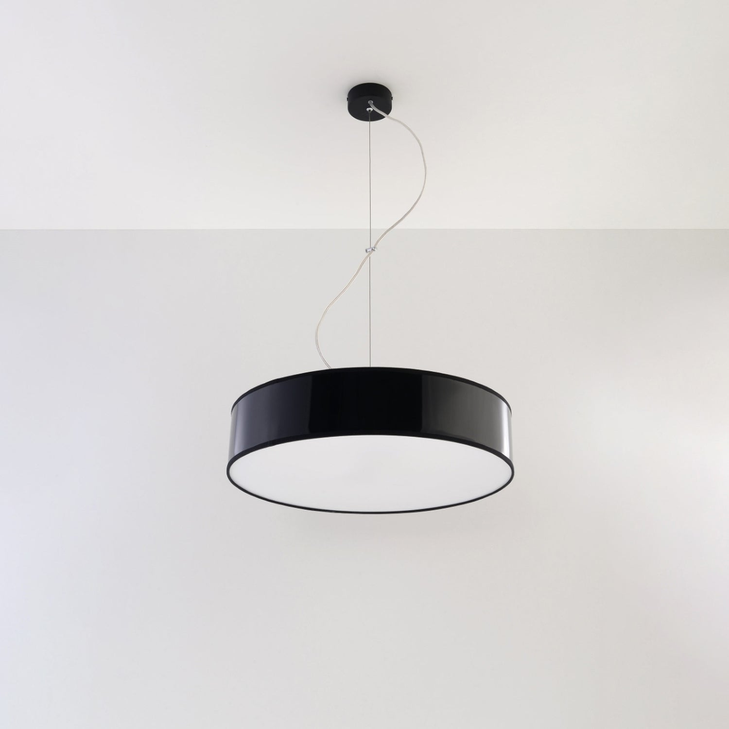 Suspension Arena 45 noir suspendue dans un intérieur