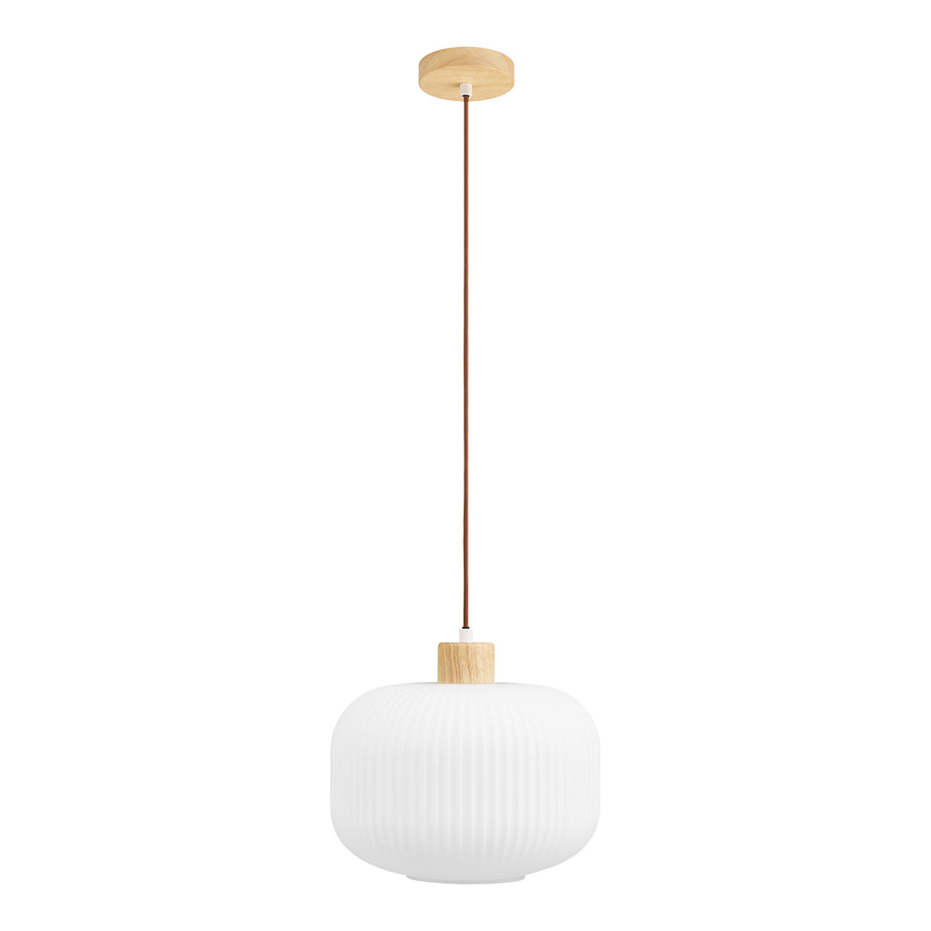 Suspension Argalo large globe aplati verre côtelé blanc dépoli et bois naturel, fond blanc