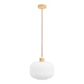Suspension Argalo large globe aplati verre côtelé blanc dépoli et bois naturel, fond blanc