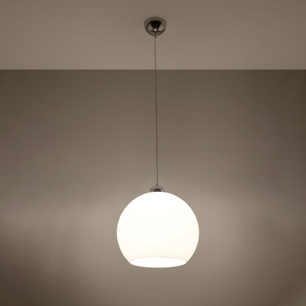 Suspension Ball blanche en verre allumée
